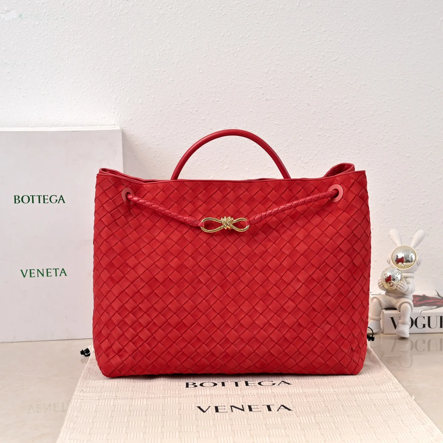 Batch 3760 #BV new deerskin Andiamo 🎈 The warm deerskin velvet Andiamo for autumn and winter is here🍂 Made of cashmere calf deerskin, the touch is softer and more delicate, and the overall body is very full and high-end! The shoulder strap has a sliding metal knot buckle that can be adjusted at will. It can be carried on the shoulder/hand-held/cross-body in various ways. The bag has a large capacity and is suitable for commuting/daily use/traveling. This bag is divided into small/medium/large sizes. There is always one that suits you. Then take me with you🎀🎀 Style number: 5543 Size: 45x22x34
